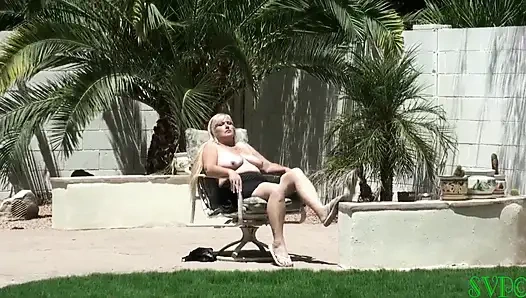 Güzel sarışın kayınvalide sigara içiyor ve sikişiyor