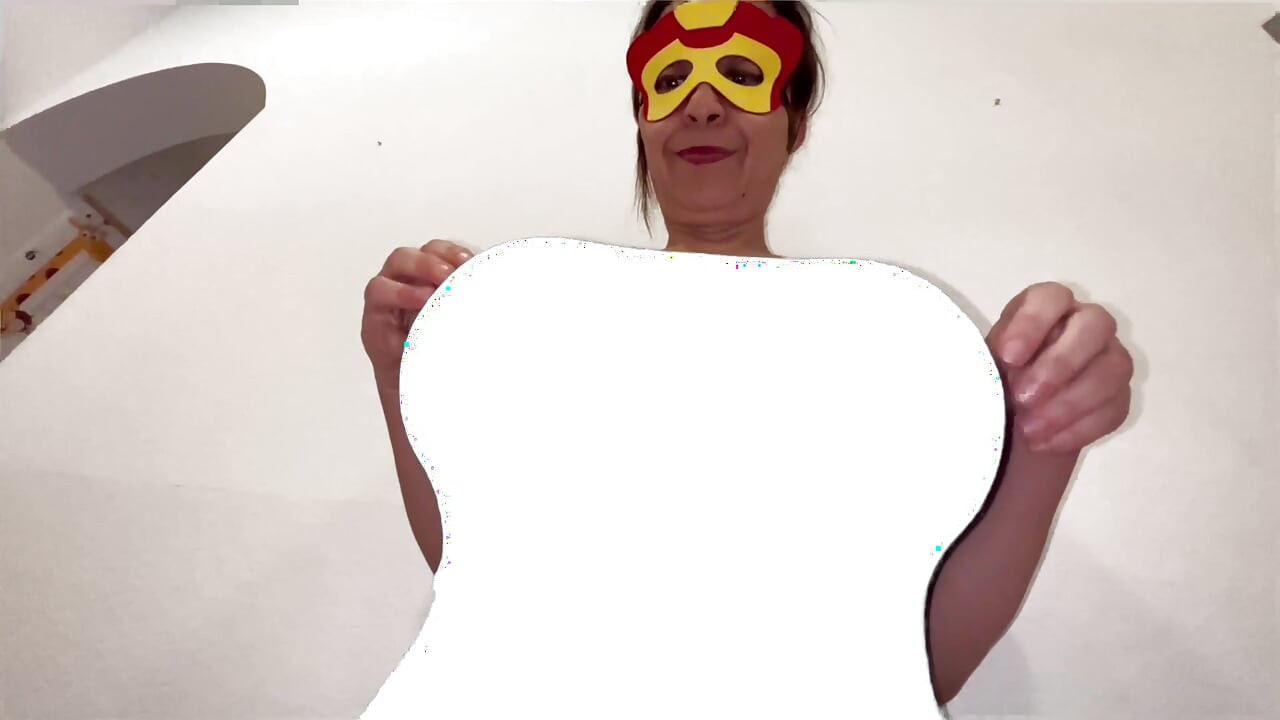 Super eroină cu costume cu țâțe uriașe legate