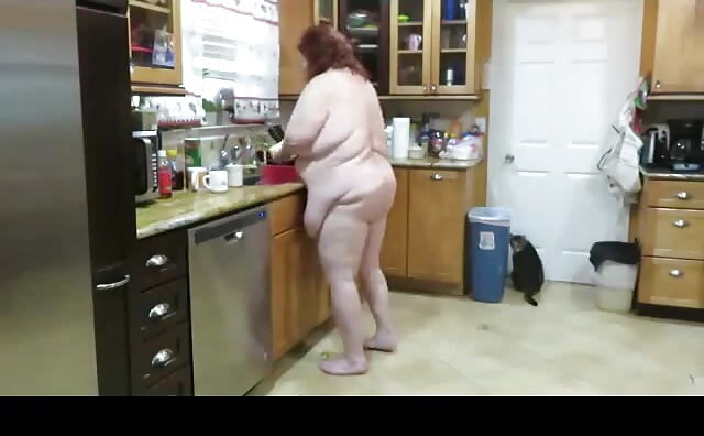 Vidéo demandée, une grosse MAMAN MILF nettoie la cuisine avec son éponge en lui parlant coquine