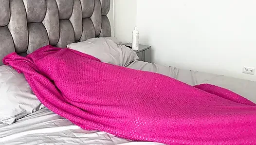 I confuse my horny stepsister thinking that she is my girlfriend, I end up penetrating her pussy strongly until I cum on her.