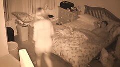 Stiefmoeder sluipt het bed van zoon binnen na een avondje stappen en wil zijn pik