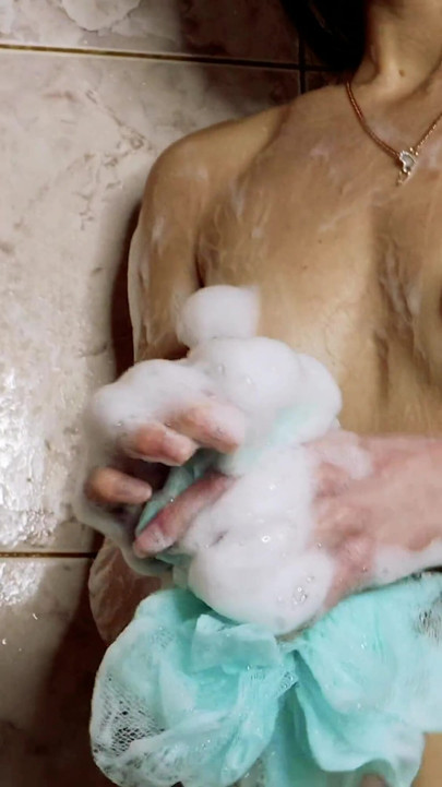 تلميذة مبللة في الحمام