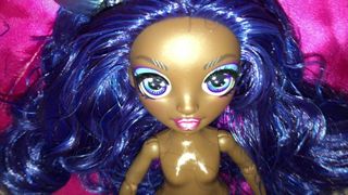 Sborra sulla bambola arcobaleno alta Krystal Bailey 2