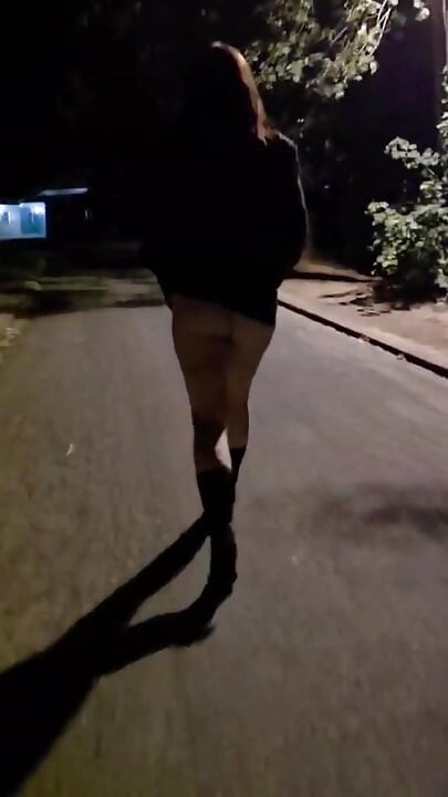 Soție sexy care se plimbă pe stradă se expune în public