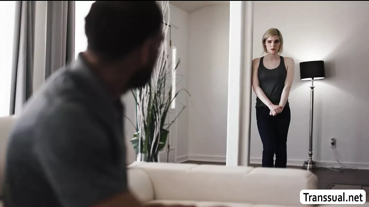 Ladyboy deixa seu padrasto foder sua bunda