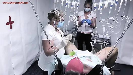 Dominatrix sahibe April, gerçek göğüslerini alıyor