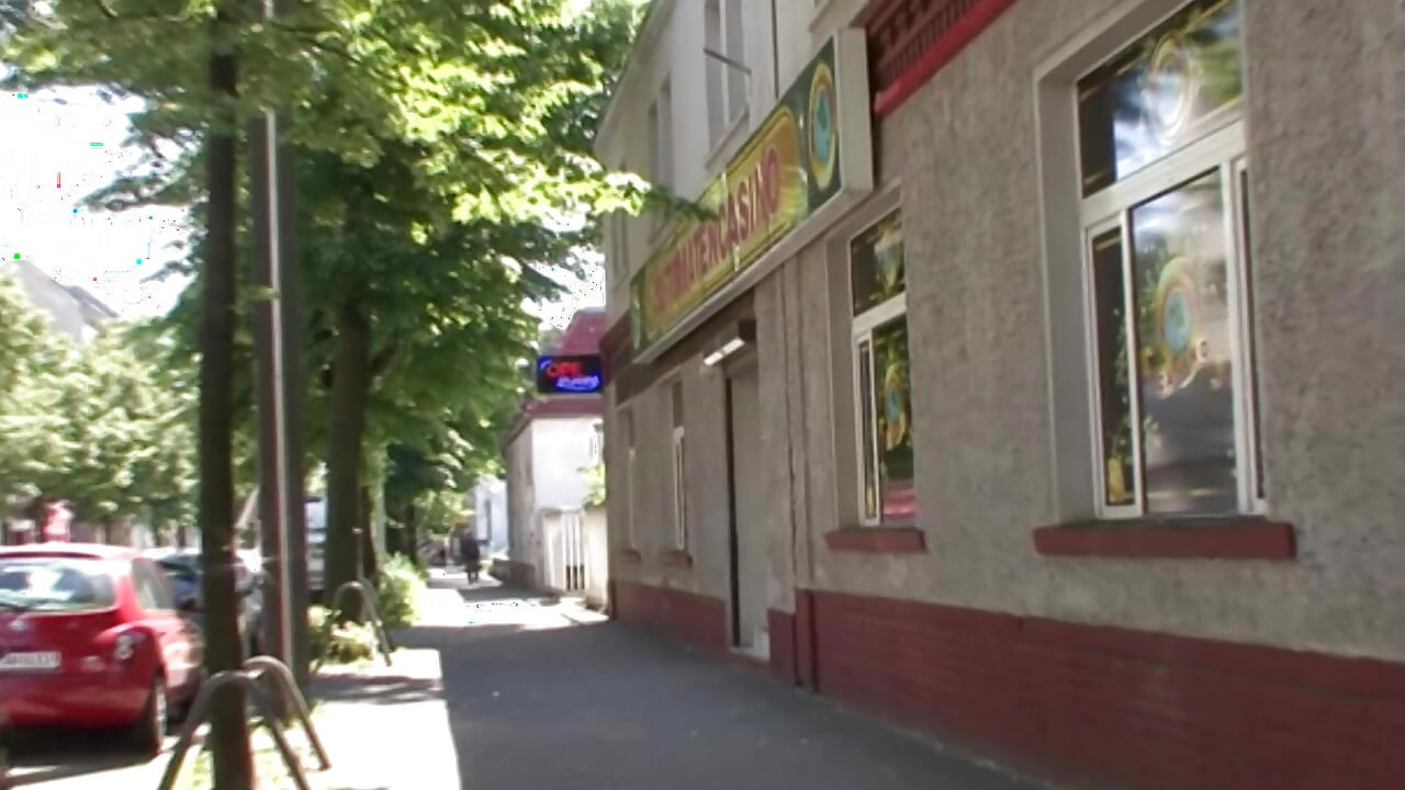 O mamă sexy germană cu piercing călărește pula neagră ca o profesionistă