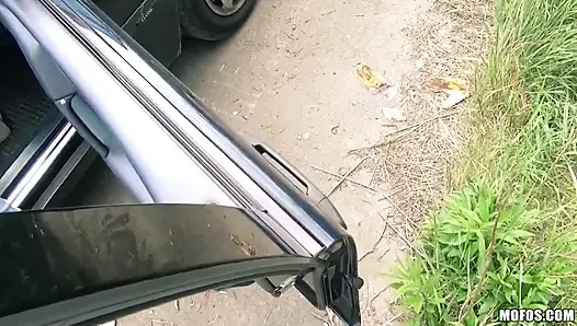Gestrandete teenager - belle brauchte einen aufzug nach Brünn, so sehr bat sie um eine fahrt von einem zufälligen fremden