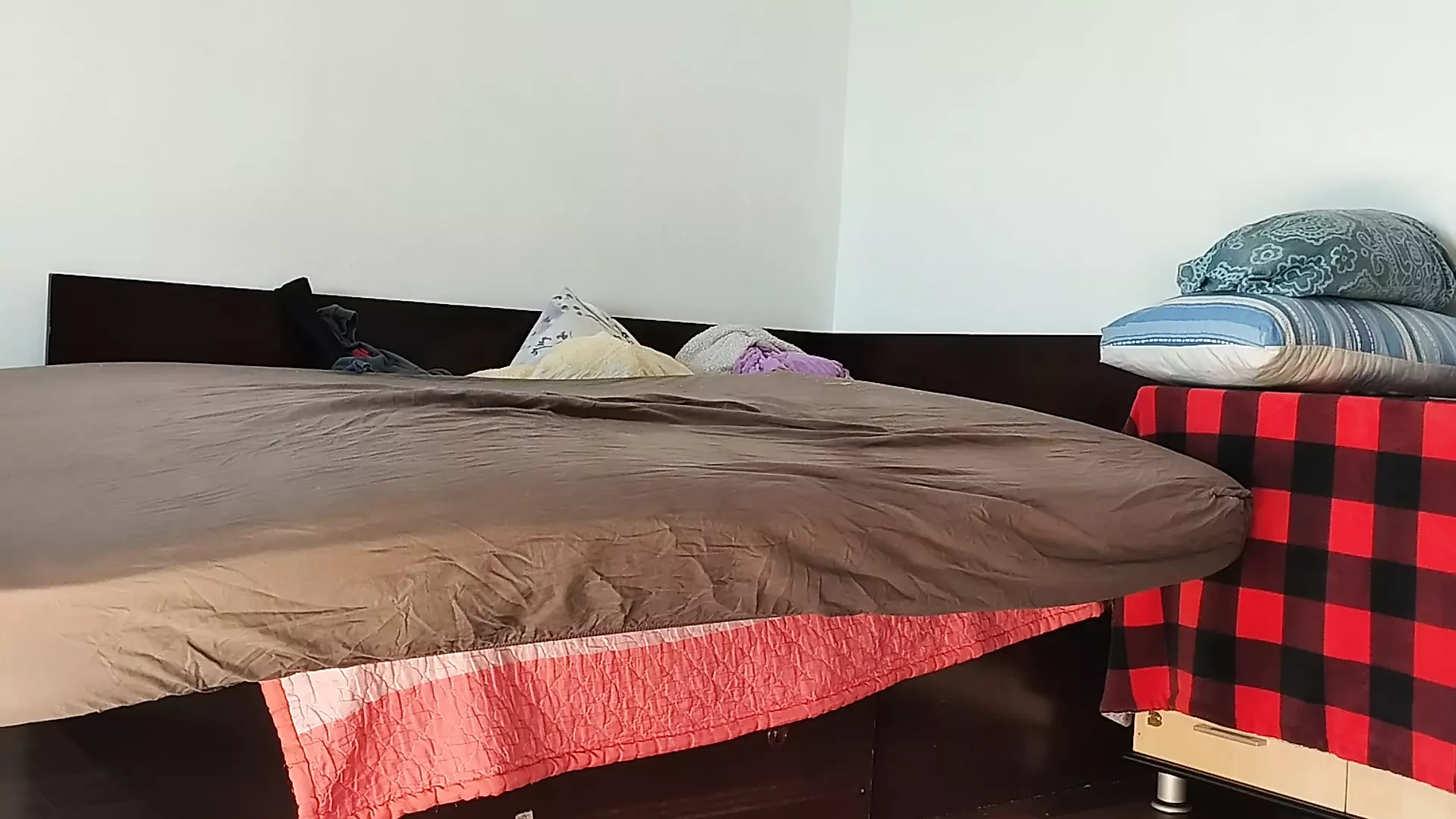 Esposa amateur se divierte probándose ropa y cortándola. Esposa amateur aspirando desnuda en la casa.
