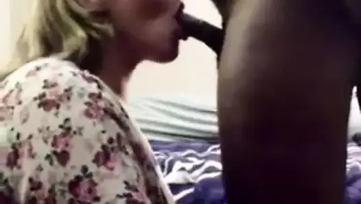 Une prof de lycée suce une grosse bite noire rencontrée dans un bar