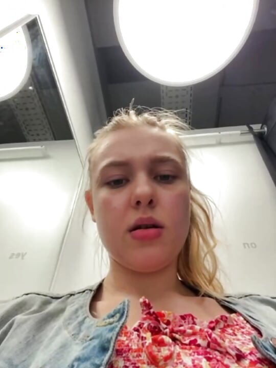 Public orgasm with jucielussie in the fitting room