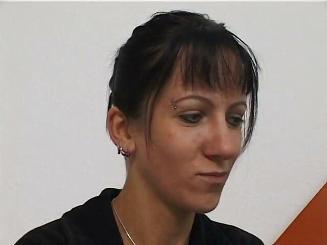 Pierced - morena puta esfrega sua vulva molhada no casting
