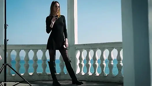 Genç Rus kız deniz kenarında sigara içiyor