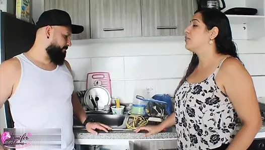 Erkek arkadaşım sadakatsiz bu yüzden onu sikmek ve aynı şeyi ona yapmak için tesisatçının hizmetlerinden faydalanıyorum - porno en español