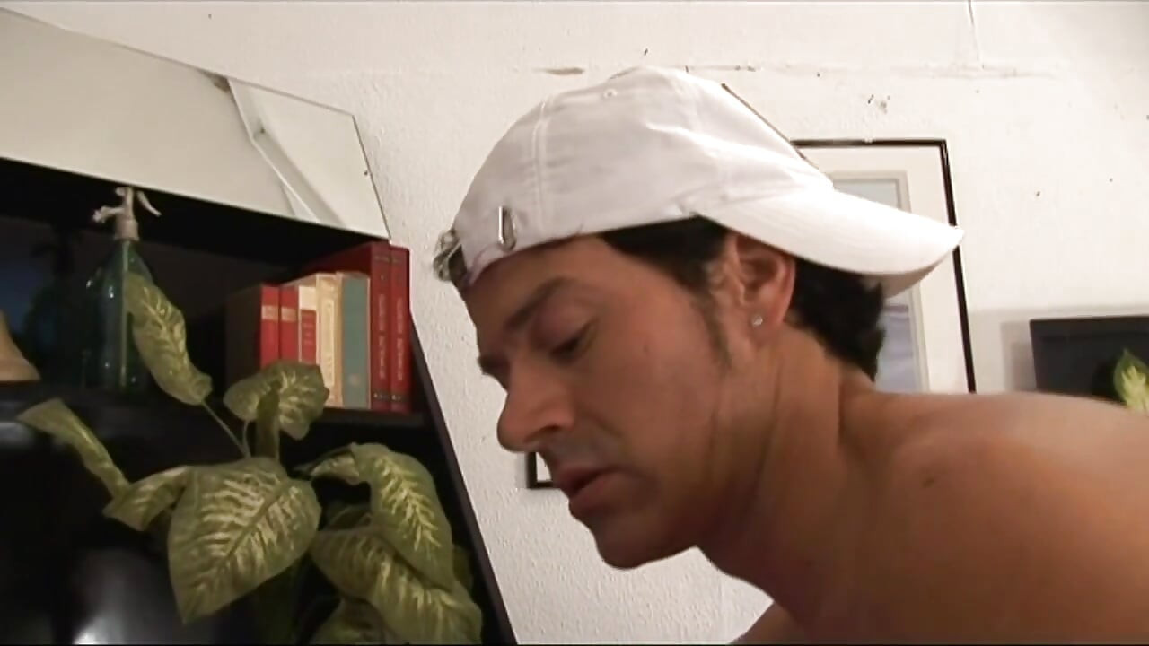 Joven tiene algo por su sexy madrastra