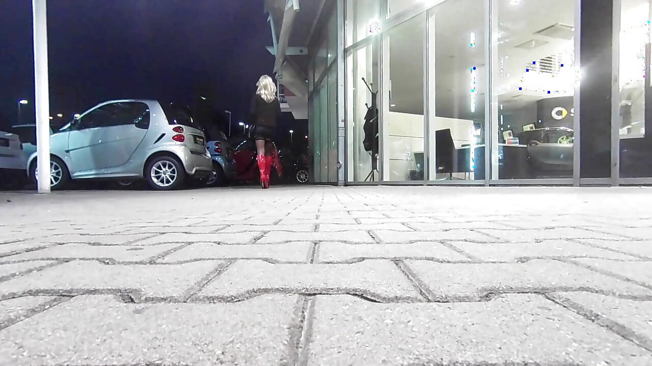 De salto alto, meia e minissaia na sex shop e depois de volta para o hotel com a roupa