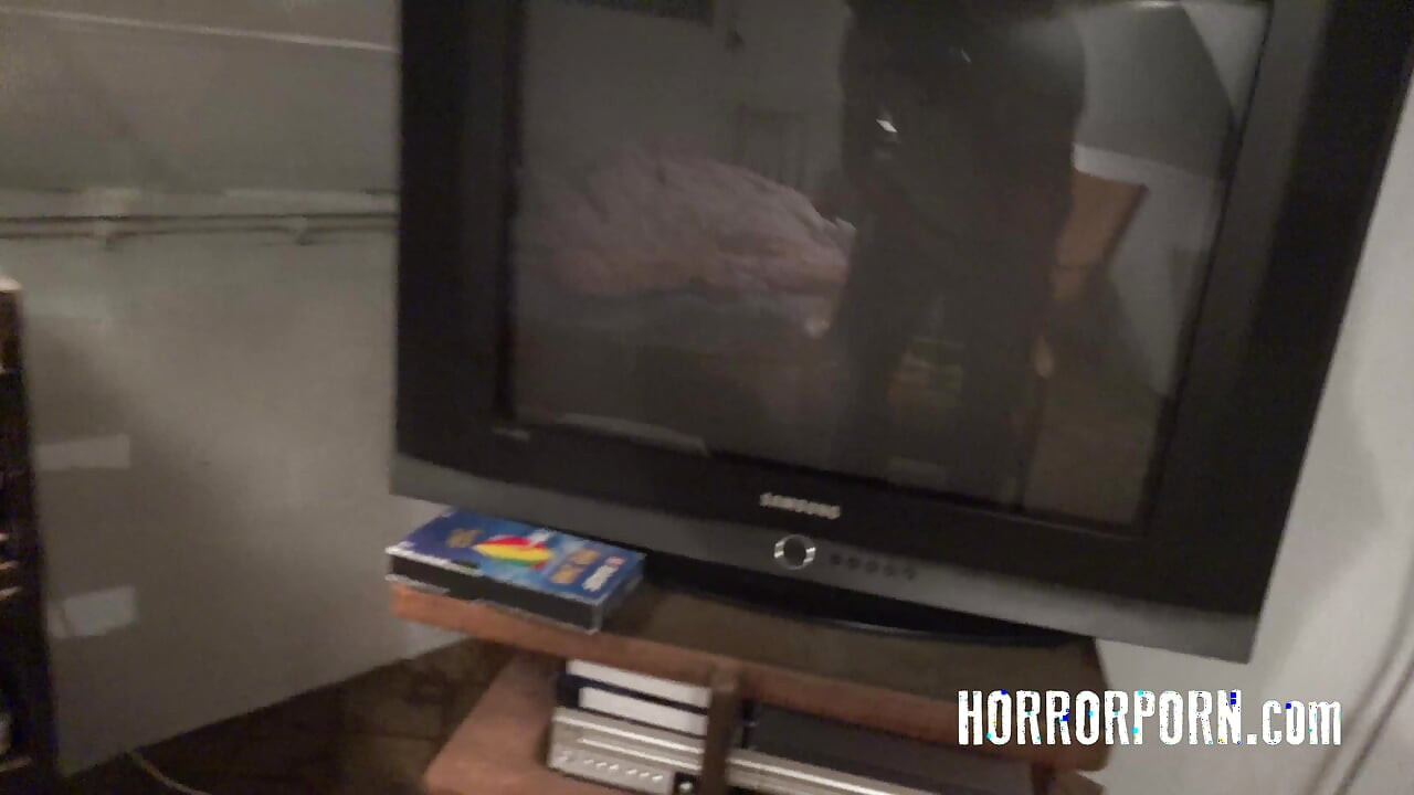 The girl from the well (Horror Porn)
