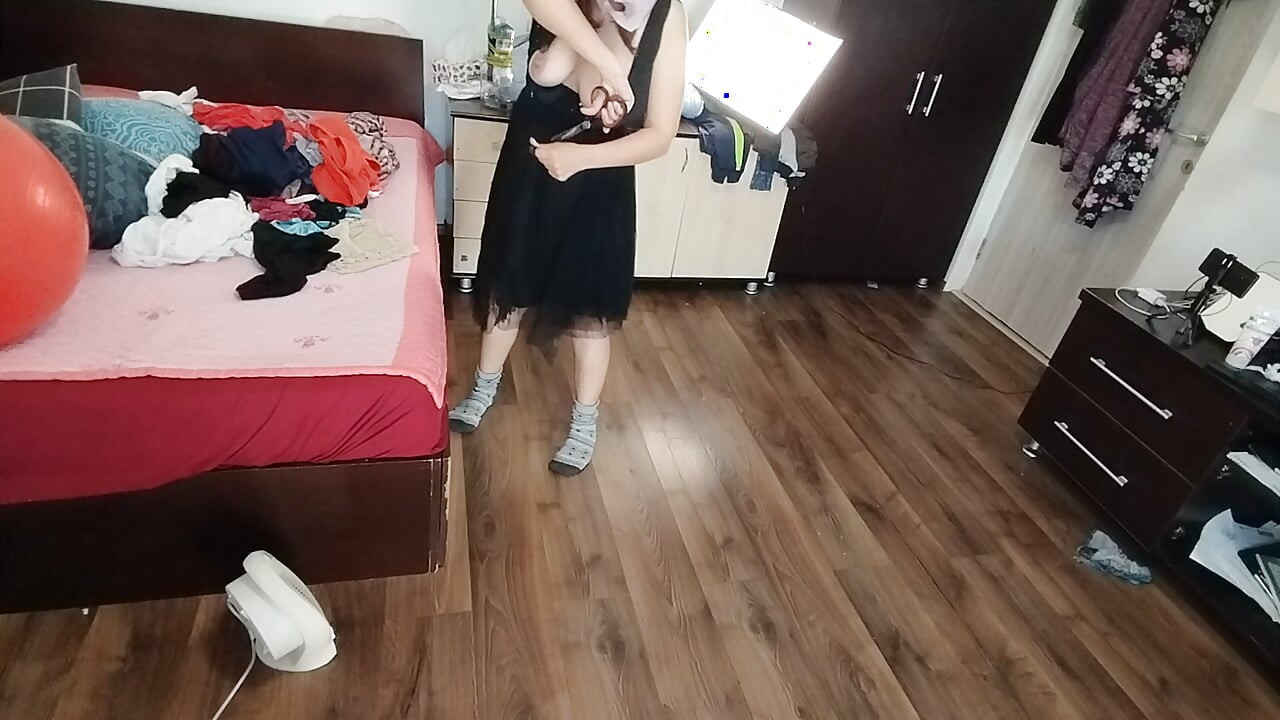 Amateur-frau Hat Spaß, Kleidung Anprobieren Und Zu Schneiden.