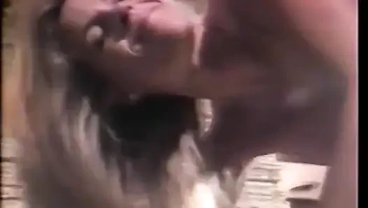 Muhteşem sarışın güzel Tabitha Stevens amını ovalarken iyi sikişiyor ve seksi konuşuyor 2 sahnede 1