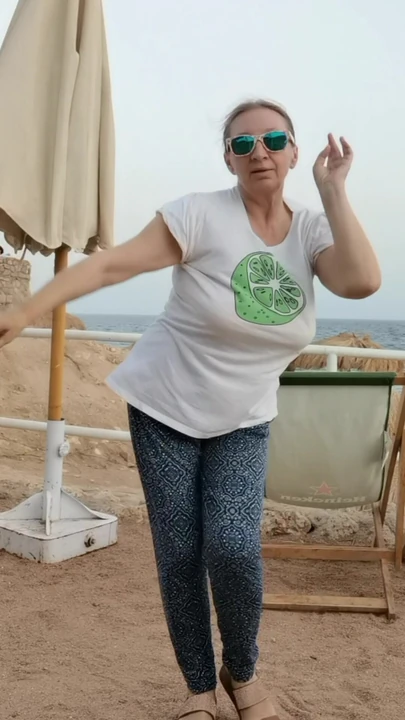 Dögös nagyi őrült tánca