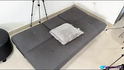 Cewek semok latina daya lagi asik ngentot kontol temannya di sofa