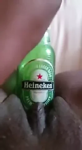 mahoraise qui s'enfonce une bouteille