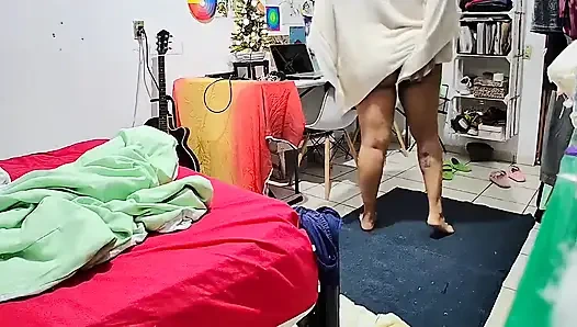 Наблюдаю, как моя сводная сестра выходит из душа