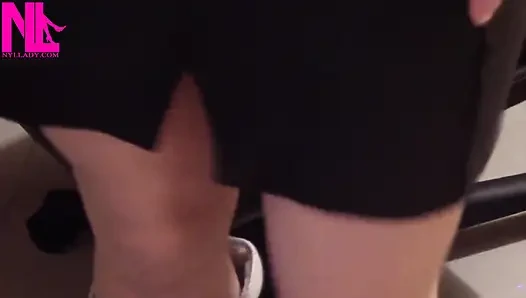 Nyllady надевает наставница с кастингом на ее шланги ступни