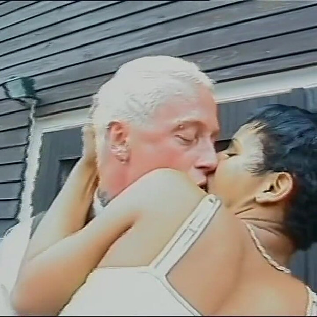 Mlada crnkinja jebana u stražnjem baru i svršena u usta velikim kurcem