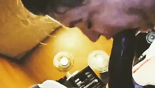 Bu guruku nyepong kontolku dan telan sperma hangatnya