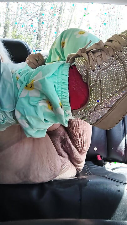 In the Backseat She Gets a Cock Treat