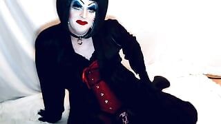 Sissy drag-königin in schwerem Make-up spielt mit Buttplugs, arsch zu mund