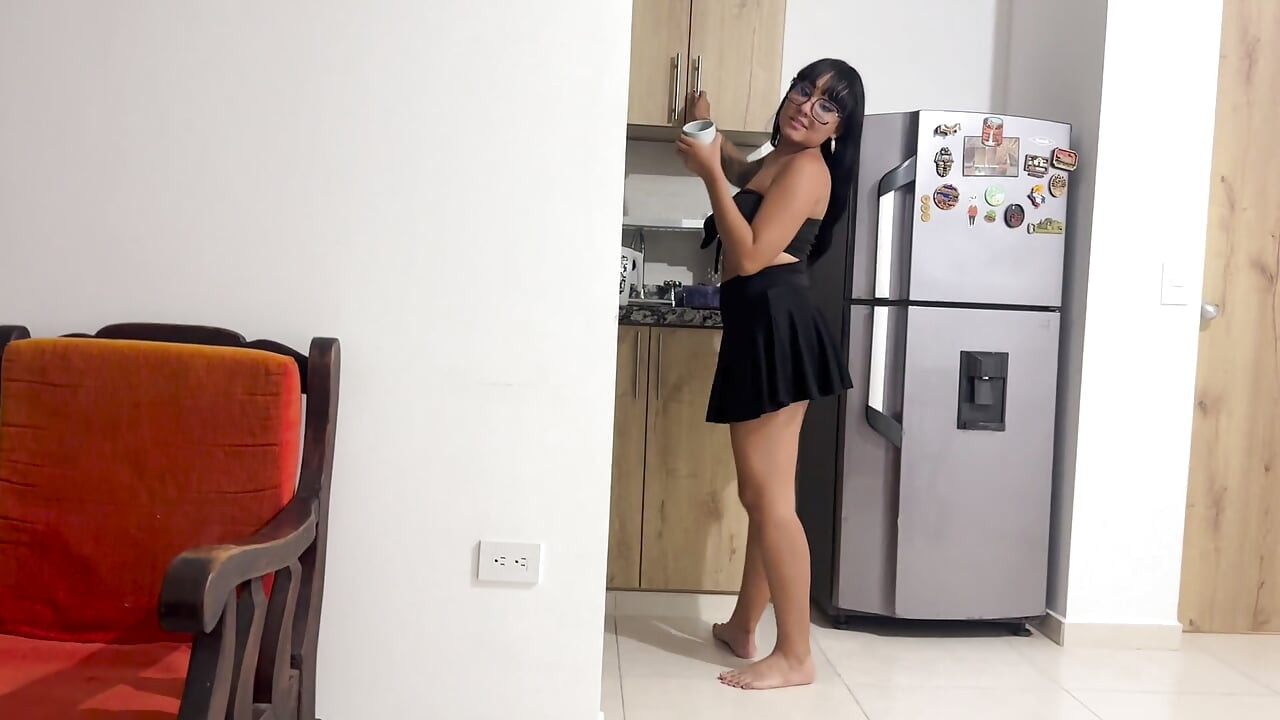 Friends Afternoon Leaves Me Horny and I Give It to My Roommate with Pussy