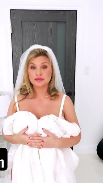 Madrasta masturba o enteado, mas antes que ela possa começar a chupá-lo, sua diversão é interrompida - Pervmom | Clipe 1