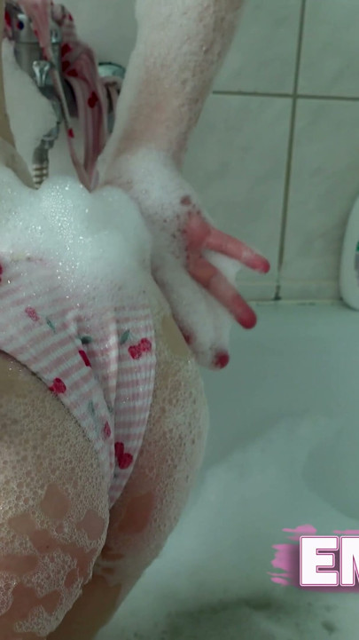 Wild time in the bathtub with lots of bubbles, a skilled hand, and a wet pussy | Clip 1