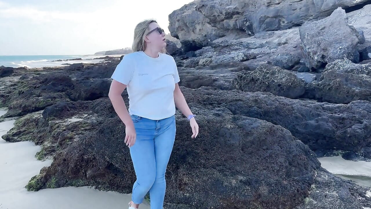 Orinar En Jeans Ajustados En La Playa Pública