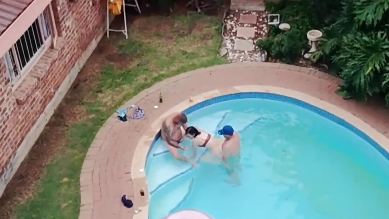 Meine nachbarn beim ficken beim fliegen mit meiner Drohne erwischt