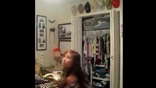 Seksowna amatorska dziewczyna tańczy jak szalona w tym domowej roboty vi