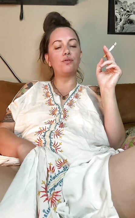 Masturbare cu fetiș cu mamă sexy care fumează