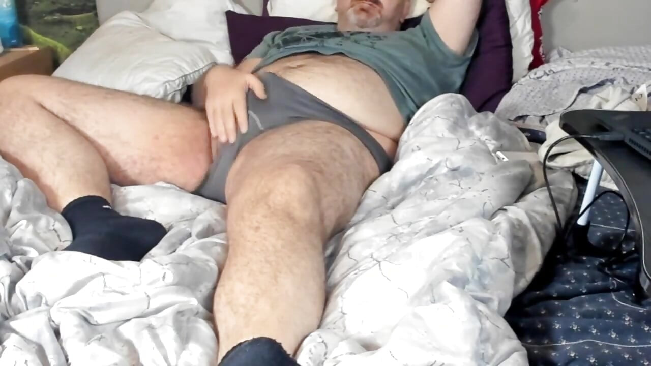 털복숭이 뚱뚱한 곰이 윤활제와 섹스 토이로 자위하다가 손에 사정한다.