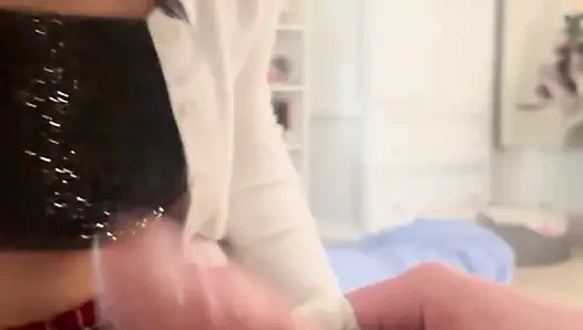 Жена глотает порцию спермы соседа