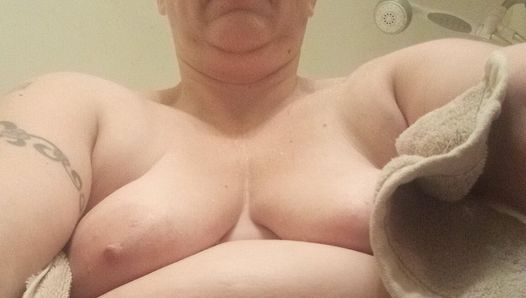 Une BBW mature s’amuse toute seule sous la douche