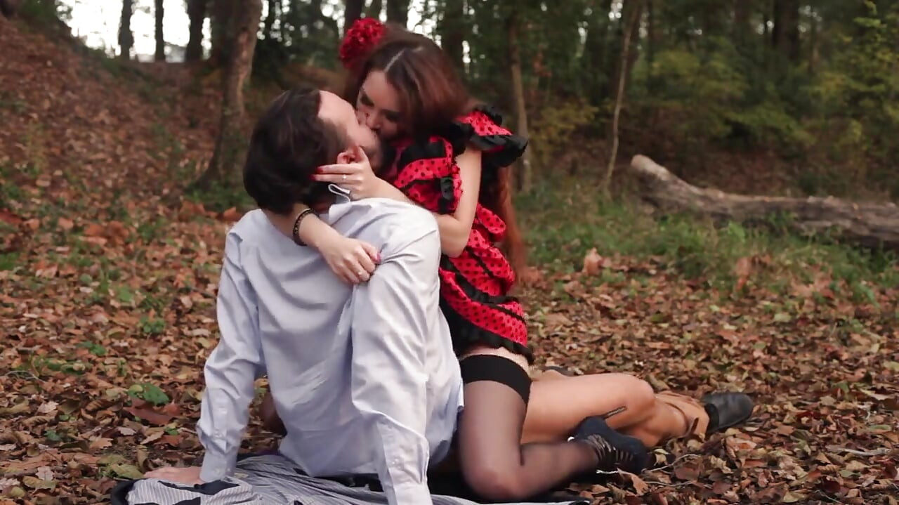 Polka Dot Etekli Hatun Ormanda Sert Sikiliyor