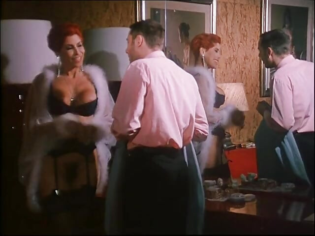 Hete harige babes in haar kont geneukt in een orgie