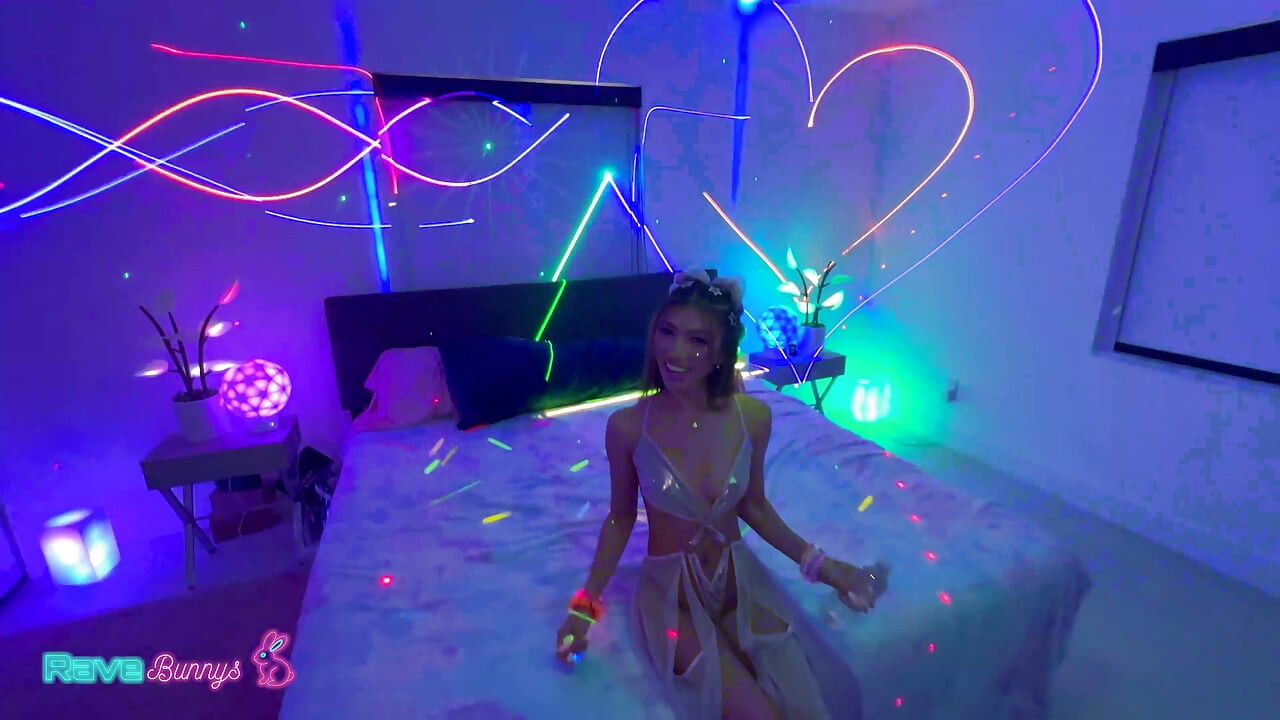 พลังงานหลังเรฟของ Clara Trinity จุดประกายค่ําคืนซุกซนด้วยดีเจ!