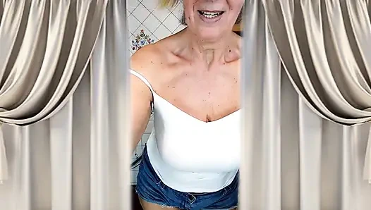 Yaşlı bir kadın mutfakta tutkuyla mastürbasyon yapıyor