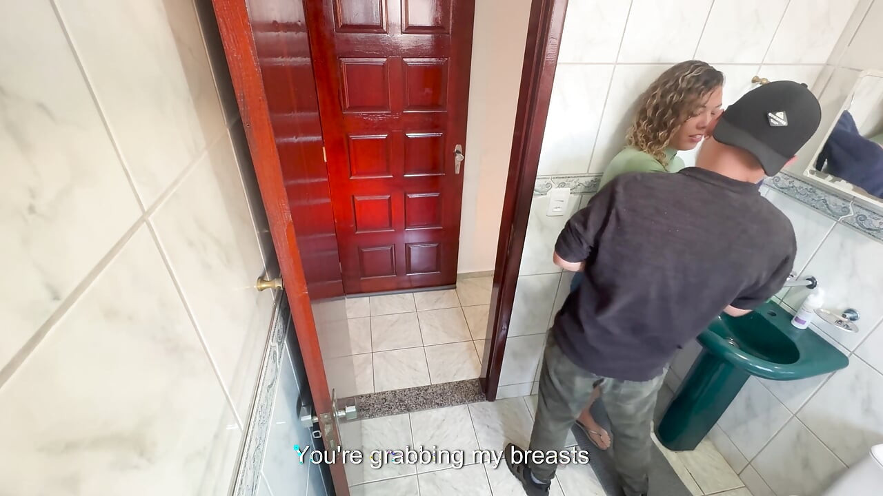 A wrijft tegen zijn stiefzus in de badkamer