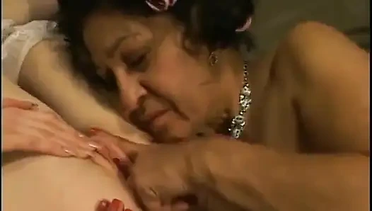 Wanita dewasa melucuti pakaian wanita yang lebih muda sambil bugil sambil mainin dan jilat memeknya