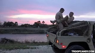 Un soldat baise dans un camion