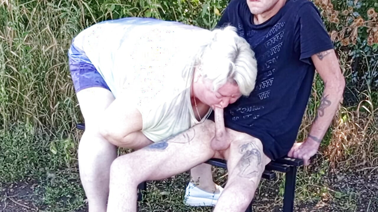 Susjed mi puši kurac u parku na klupi dok ne svršim